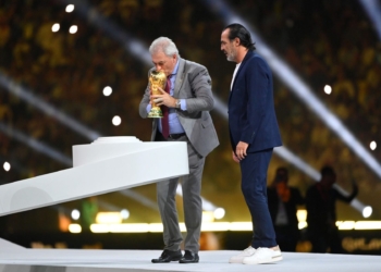 Monje fue Mundial: Nery Pumpido presentó la Copa en la final de Qatar