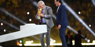 Monje fue Mundial: Nery Pumpido presentó la Copa en la final de Qatar