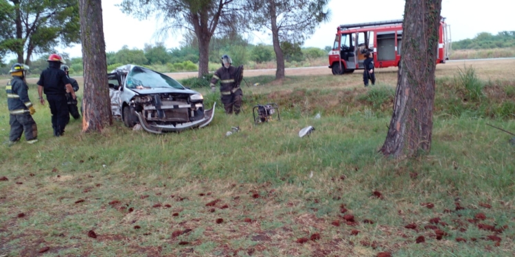 Lluvia y muerte en autopista: un auto despistó, chocó contra un árbol y falleció un mujer