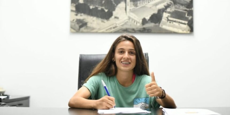 Una Guerrera: Cande Larrondo firmó su primer contrato profesional con Rosario Central