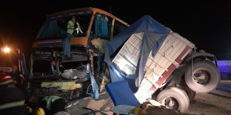 Ruta 34: un muerto y 14 pasajeros heridos tras chocar colectivo y camión