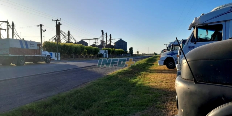 Camioneros protestan frente a la Cooperativa Agrícola de Monje