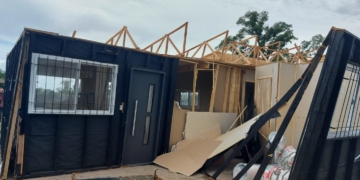 Destrozos en Centeno por fuertes vientos que volaron techos de viviendas y tumbaron árboles