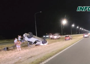 Un auto volcó en autopista y cuatro personas sufrieron lesiones