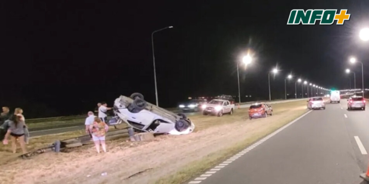 Un auto volcó en autopista y cuatro personas sufrieron lesiones