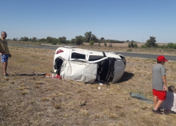 Un auto volcó en autopista a la altura de San Fabián