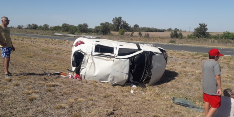 Un auto volcó en autopista a la altura de San Fabián