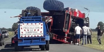 Un trabajador de Carrizales lesionado tras volcar la cosechadora que conducía