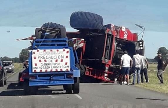 Un trabajador de Carrizales lesionado tras volcar la cosechadora que conducía