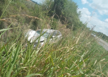 Un auto despistó camino a Puerto Aragón y terminó en la cuneta