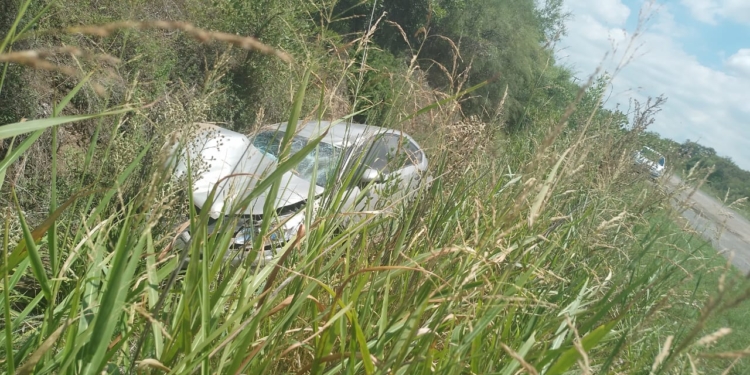 Un auto despistó camino a Puerto Aragón y terminó en la cuneta