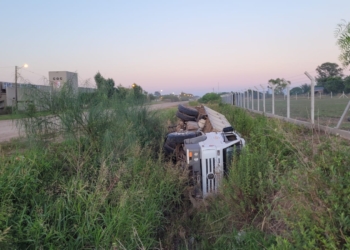 Volcó un camión de una reconocida empresa y su chofer resultó herido