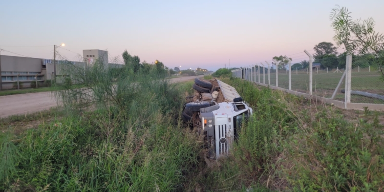Volcó un camión de una reconocida empresa y su chofer resultó herido