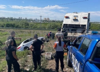 Un auto cayó en autopista y fue rescatado por bomberos y un camión recolector