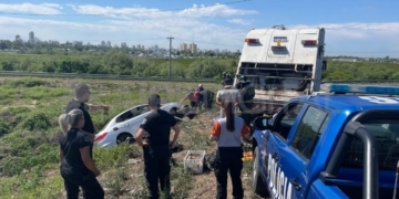 Un auto cayó en autopista y fue rescatado por bomberos y un camión recolector