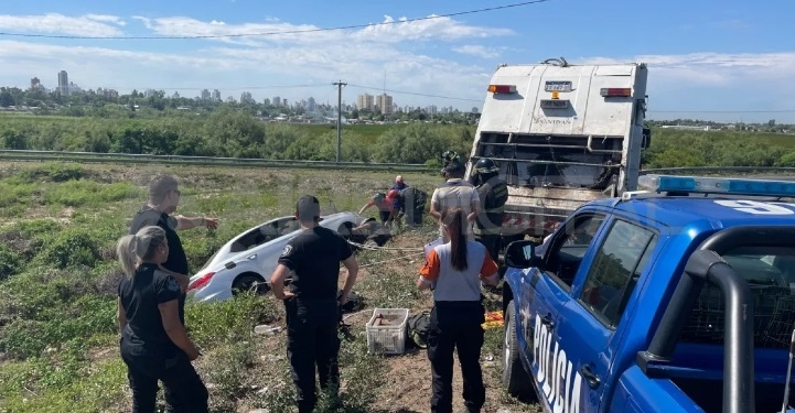 Un auto cayó en autopista y fue rescatado por bomberos y un camión recolector