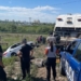 Un auto cayó en autopista y fue rescatado por bomberos y un camión recolector
