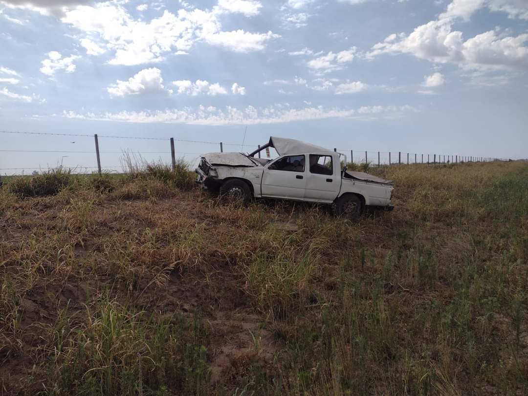 Una camioneta volcó entre B. de Irigoyen y Gálvez: dos jóvenes heridos