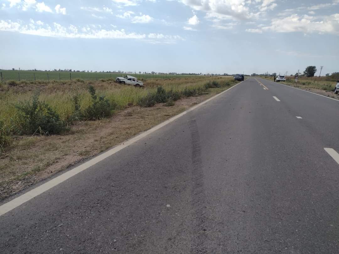 Una camioneta volcó entre B. de Irigoyen y Gálvez: dos jóvenes heridos