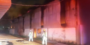 Una fábrica de descartables se incendió por completo en Puerto San Martín