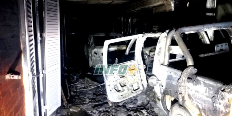 Ardieron una camioneta y un auto en Solares: bomberos evitaron que avance a la vivienda