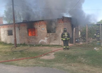 Dos bomberos resultaron con quemaduras en el incendio de una vivienda