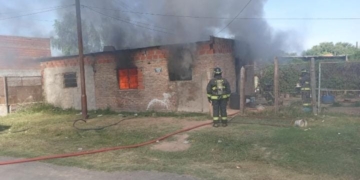 Dos bomberos resultaron con quemaduras en el incendio de una vivienda
