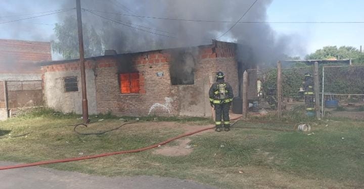Dos bomberos resultaron con quemaduras en el incendio de una vivienda