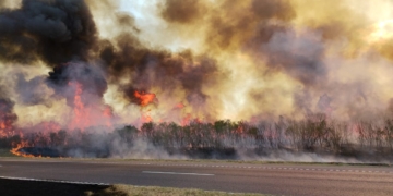 Martes sofocante con impactantes incendios y corte de autopista