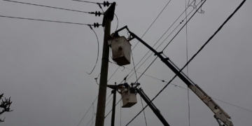 El viento y un camión que enganchó un cable dejaron a Gaboto sin luz