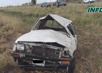 Una camioneta volcó entre B. de Irigoyen y Gálvez: dos jóvenes heridos