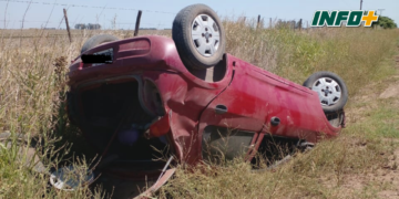 Un hombre de Diaz volcó con su auto en un camino rural