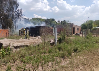 Una familia quedó sin nada tras incendiarse su casa en Barrancas: piden colaboración