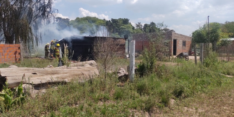 Una familia quedó sin nada tras incendiarse su casa en Barrancas: piden colaboración