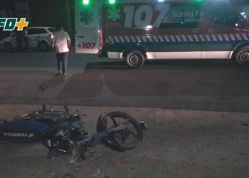 Dos menores en moto chocaron contra un árbol en Barrancas: un herido