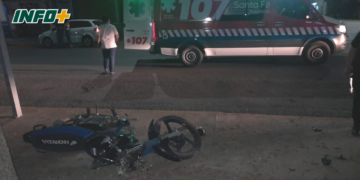 Dos menores en moto chocaron contra un árbol en Barrancas: un herido