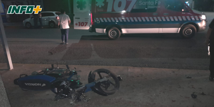 Dos menores en moto chocaron contra un árbol en Barrancas: un herido