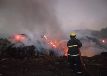 Incendio en una cava de Andino: fue controlado aunque no está extinto