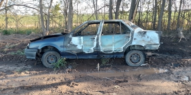 Un auto apareció quemado en Timbúes tras ser robado en Capitán Bermúdez