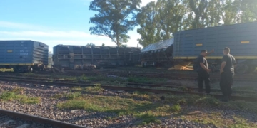 Descarriló y volcó un tren cargado en pleno centro de Timbúes