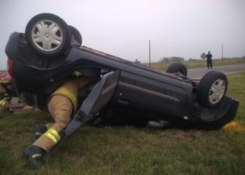 Impactante vuelco entre Díaz y San Genaro: un conductor herido