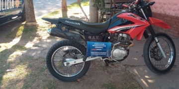 Totoras: amenazaron a un vecino y les secuestraron una réplica de pistola y una moto