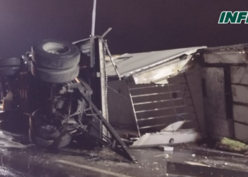 Volcó un camión en autopista y derramó gas oíl sobre la calzada