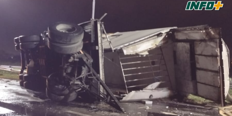 Volcó un camión en autopista y derramó gas oíl sobre la calzada