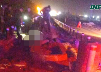 Un hombre se encuentra en grave estado tras caer de su moto a metros de autopista