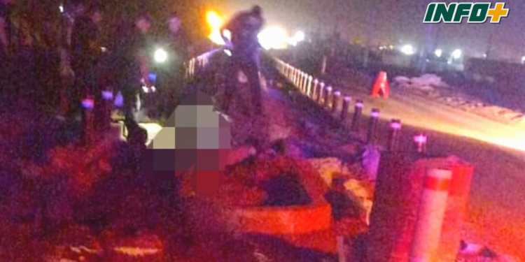 Un hombre se encuentra en grave estado tras caer de su moto a metros de autopista