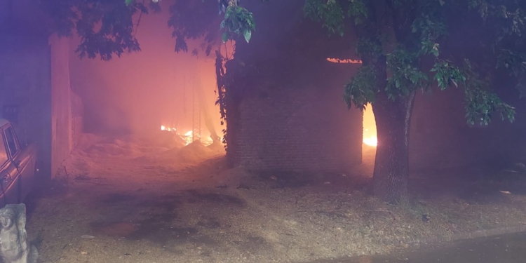 Se incendió un depósito de desechos de aserrín en Barrancas