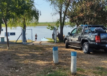 Buscan a un joven pescador que cayó al río Coronda tras desmoronarse la barranca