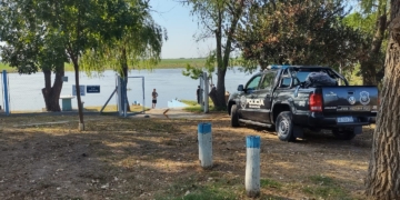 Buscan a un joven pescador que cayó al río Coronda tras desmoronarse la barranca