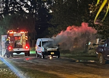 Se incendió un utilitario en Pueblo Andino y los Bomberos sofocaron las llamas
